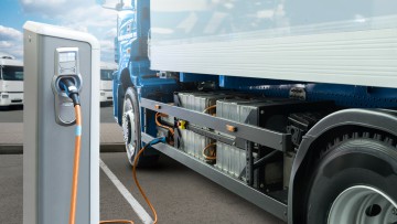 Lkw lädt an Ladesäule