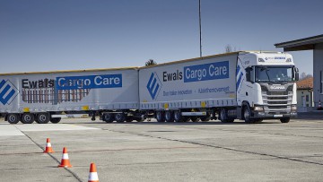 Super-Lang-Lkw von Ewals Cargo Care bei einer Testfahrt