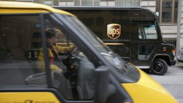 Lieferfahrzeuge, Paketzustellung, Hamburg, DHL, UPS