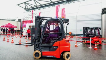 Stapler bei der Logimat testen