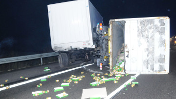 Umgekippter Lkw mit Apfelmus verursacht Stau auf Autobahn