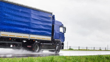 Lkw auf nasser Straße