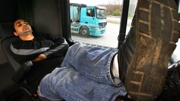 Lkw-Fahrer, Fahrerkabine, Pause, Wochenruhezeit