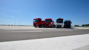Die ersten Lastwagen parken auf dem gerade eröffneten LKW-Parkplatz auf der Tank- und Rastanlage Lichtendorf Süd an der Autobahn A1.