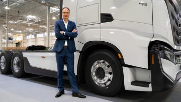 Nikola-CEO Michael Lohscheller vor einem Lkw