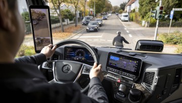 Mercedes_Benz_Assistenzsystem_24DT222_014
