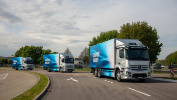 Drei Mercedes-Benz EActros 300 fahren hintereinander auf der Straße