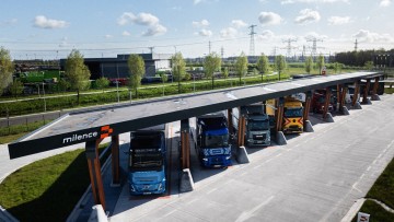 Partnerfahrzeuge von Daimler Truck, TRATON GROUP und Volvo Group an einem Milence-Ladepark für Elektro-Lkw in Zwolle (Niederlande).