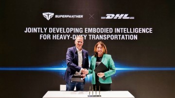 Gemeinsame Richtung intelligente und automatisierte Transportlösungen: Dr. Michael Ruf und Dr. Antje Huber nach der Unterzeichnung der Absichtserklärung zwischen SuperPanther und DHL Group auf der IAA Transportation 2026.