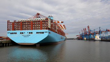 Container über die Schiene statt über die Elbe transportiert