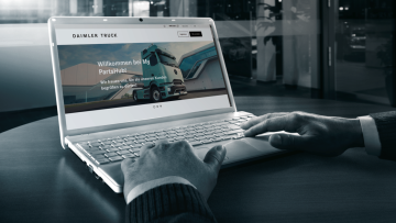 Geöffneter Laptop zeigt online-shop mypartshub