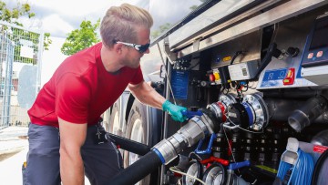 So wird der Stoff LOHC aus dem Tankwagen transferiertähnlich einfach wie bei fossilen Brennstoffen