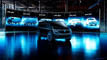 Rasterzeichnung des neuen VW Transporters in einer abgedunkelten Halle 