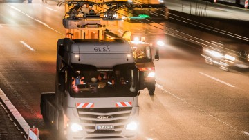 Lkw auf der Oberleitungs-Teststrecke