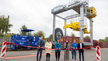 Vor der Rangierlok und Containern am Kombiterminal stehend eröffneten es (von links): Ingo Schimmelpfennig (Geschäftsführer Produktion & Logistik P&G DACH), Anil Kübel (Erste Landesbeamtin für den Landkreis Schwäbisch Hall), Angelique Terrien (Leiterin Tr