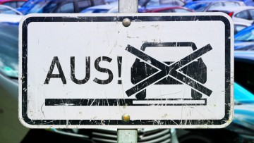 Schild mit durchgestrichenem Auto