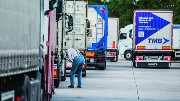 Parkplatz, Rastplatz, Mann, Lkws