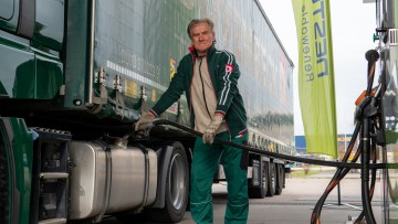 Mit dem biogenen Kraftstoff HVO100 im Tank verkleinert die Duvenbeck Unternehmensgruppe ihren CO2-Fußabdruck im Straßengüterverkehr