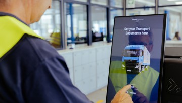 Ein Mann bedient einen Display am Driver Terminal 