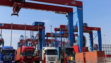 Transportunternehmen und Lkw‑Fahrer werden verpflichtend in den SRO‑Prozess eingebunden; Terminals prüfen digitale Abholrechte künftig in Echtzeit.