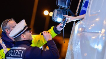 Polizeikontrolle, Alkoholtest, Lkw-Fahrer