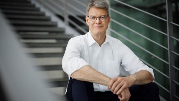 Bundesverkehrsminister Patrick Schnieder auf Treppe
