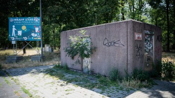 Ein Toilettenhaus steht auf einem Autobahn-Rastplatz an der A3