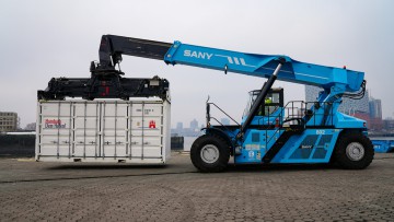 Vollelektrischer Reachstacker des Herstellers Sany Marine im Hamburger Hafen