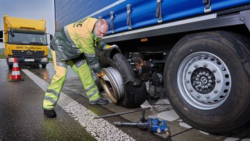 Geplatzer Lkw-Reifen