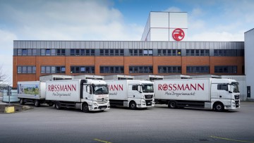 Lkw der Drogeriemarktkette Rossmann