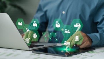 Laptop und Tablet mit Icons zu IoT und Digitalisierung 