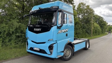 Der Sany e263 4x2 also Solosattelzugmaschine in der seitlichen Frontansicht. Die Sattelzugmaschine ist hellblau lackiert