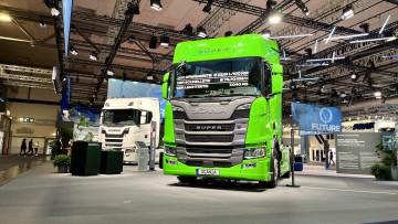 Blick auf den Scania-Messestand auf der IAA-Transportation 2024 mit einem grünen Scania 460 R Highline im Vordergrund 