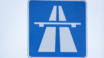 Schild. Autobahn