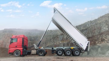 Schmitz Cargobull Sattelkipper S.KI AK Light im Einsatz in der Kiesgrube