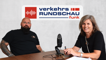 Lkw-Fahrer Jan Labrenz und VR-Redakteurin Sabine Köstler mit Mikrofon