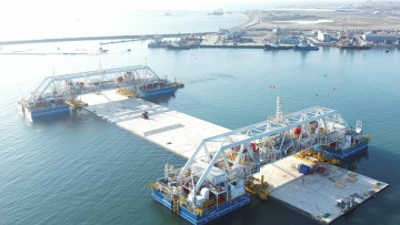 Der Versenkponton IVY (im Bild) hat die Genehmigung der dänischen Seeschifffahrtsbehörde erhalten. Das Spezialschiff soll die großen Bauteile für den Fehmarnbelt-Tunnel versenken und musste dafür einige Tests bestehen