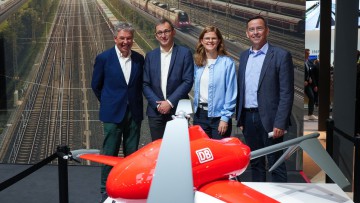  Jörg Schamuhn, Chief Executive Officer der AIRIAL UAS GmbH; Dr. Philipp Nagl, Vorstandsvorsitzender der DB InfraGO AG; Dr. Daniela Gerd tom Markotten, Vorständin für Digitalisierung und Technik der Deutschen Bahn AG; Peter Usko, Vorsitzender der Geschäft