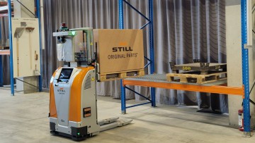 Automatisierter Hochhubwagen AXV iGo von Still im Kion Automation Center in Antwerpen