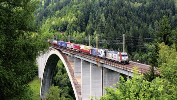 Brücke über die Güterzug fährt