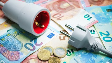 Stromstecker mit Euro-Scheinen und Münzen