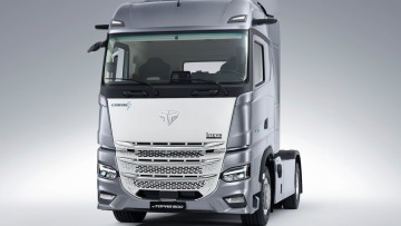 Studioaufnahme des Superpanther eTopas 600 als Sattelzugmaschine in der Außenansicht