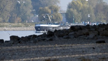 Tankschiff, Niedrigwasser, Rhein