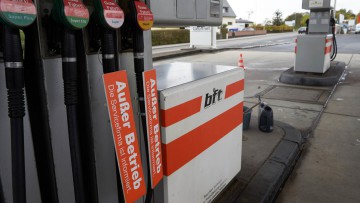 Wegen Niedrigwasser geschlossene Tankstelle