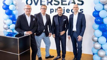 Hans-Bernd Effing (Geschäftsführer der Overseas Projects), Dominik Lucius (CFO der FMS), Navid Thielemann (CEO der ThielemannGroup) und Heiko Voigt (CEO der FMS) feiern den Start der Overseas Projects GmbH