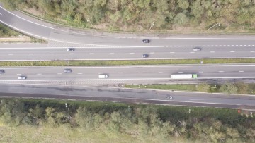 Befahrene Straße mit Lkw