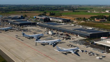 Luftfracht Flughafen mit Flugzeugen von oben