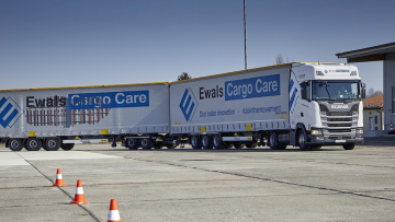 Super-Lang-Lkw von Ewals Cargo Care bei einer Testfahrt