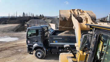 3-Seitenkipper von Lkw-Vermieter TIP in Baugrube