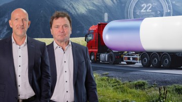 Michael Staack (links) und Christian Bücheler von Transco vor einem Kühl-Lkw 